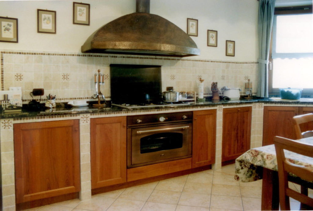Cucina rustica con ampia cappa mobili artigianali Gamma Arredamenti Snc Macerata