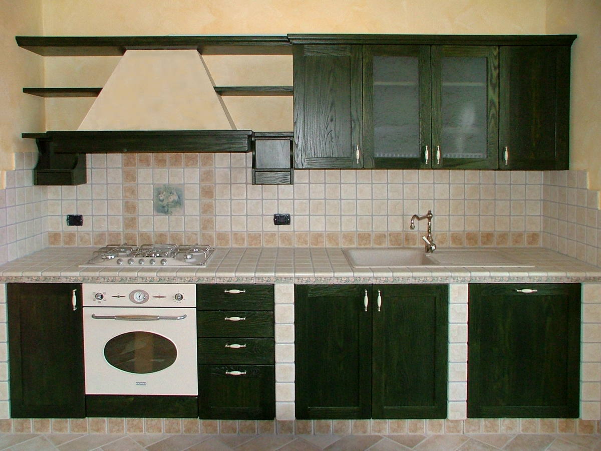 Cucina in muratura con cappa mobili artigianali Gamma Arredamenti Snc Macerata