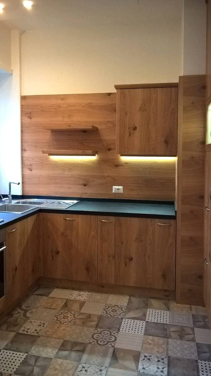 Cucina moderna illuminata mobili artigianali Gamma Arredamenti Snc Macerata