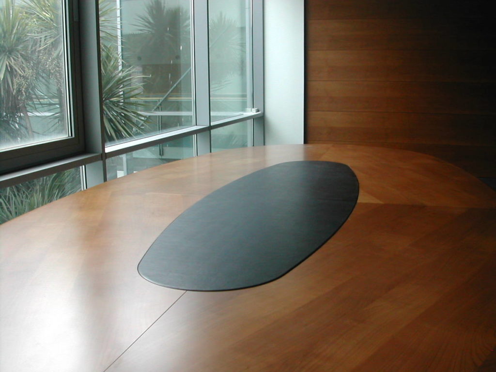 Tavolo artigianale realizzato da Gamma Arredamenti Snc Macerata per ufficio riunioni